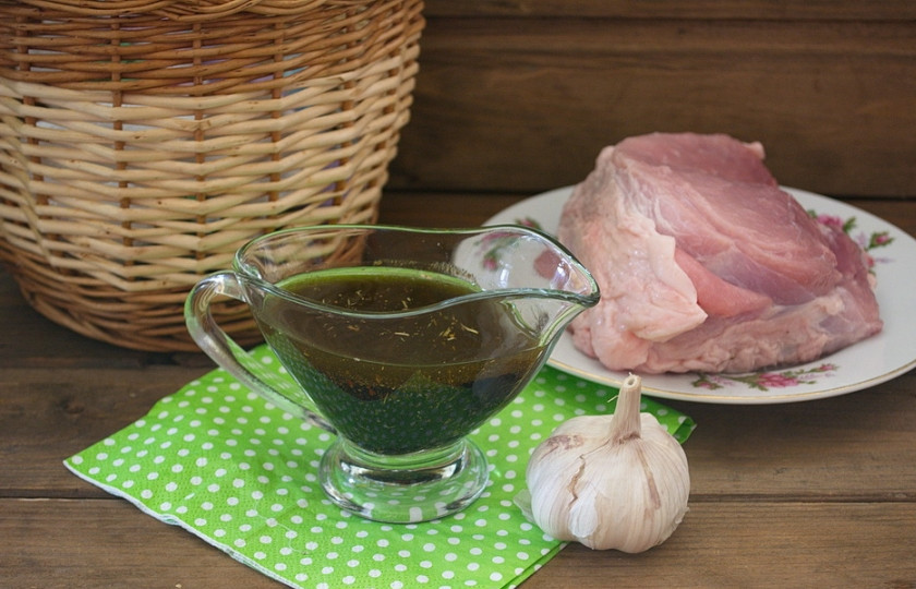 1. Этап. Маринад для свинины в духовке: Такой маринад подойдет для запекания мяса в духовке, для жарки на гриле, на углях, на костре. Универсальный маринад. Чего делать нельзя, добавляя в маринад другие продукты: нельзя добавлять мед, чеснок. Чеснок при жарке или запекании горит, а мед обуглится сразу на мясе, а внутри мясо останется сырым. Медом можно обмазать мясо за 5-7 минут до окончания запекания, но не добавляйте мед в начале маринования мяса.