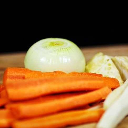 1. Этап. Студень: Очищаем овощи.