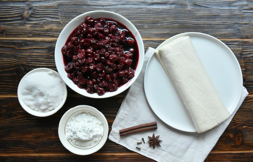 1. Этап. Штрудель с вишневой начинкой классический: Подготовьте продукты для приготовления штруделя. Вишню можно использовать свежую или мороженную, предварительно освободив от косточек. Мороженную вишню необходимо разморозить. Специи используйте по желанию.