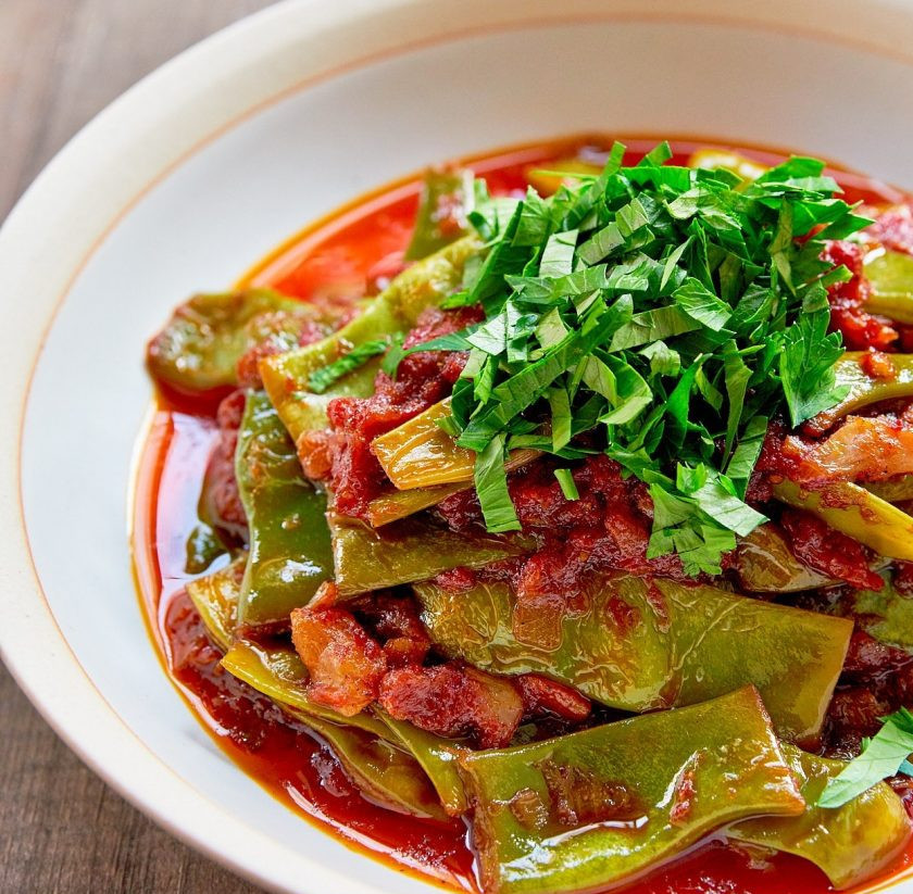 1. Этап. Зеленая фасоль, тушенная с томатами: 4. Подавайте блюдо теплым, украсив рубленой петрушкой, или после остывания.