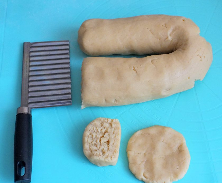 1. Этап. Печенье с лимонной начинкой: С помощью ножа нарежьте тесто на 18-20 частей. На ладони разомните кусочек в лепешечку.