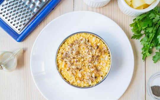 1. Этап. Салат Дамский каприз с курицей: Сверху посыпаем салат измельченными грецкими орехами.