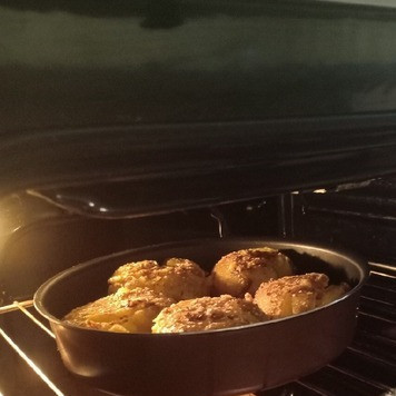 1. Этап. Битый картофель по-австралийски: Выпекать 10-15 мин. в духовке, заранее разогретой до 220-230С.