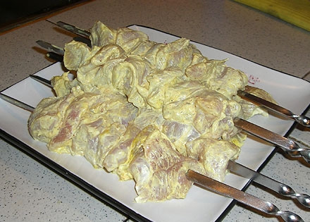 1. Этап. Шашлык с лимоном: Шашлык нанизать на шампура.