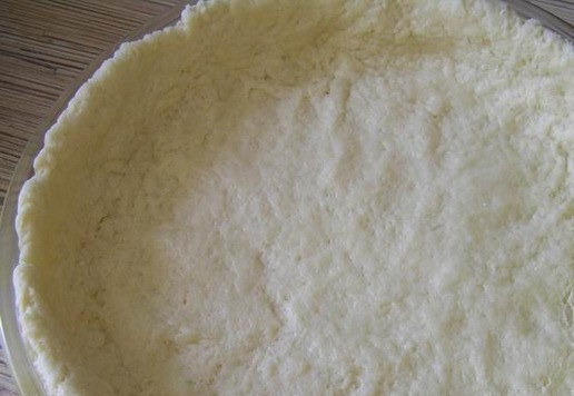 1. Этап. Творожный пирог с клубникой: Тесто распределите руками в форме (у меня диаметром 24 см), сделав бортики.