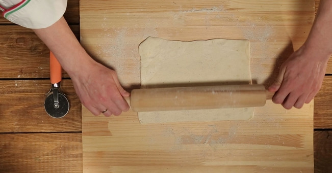 1. Этап. Кольца ананасов в тесте: 1. Тесто разморозим, раскатаем тонким пластом.