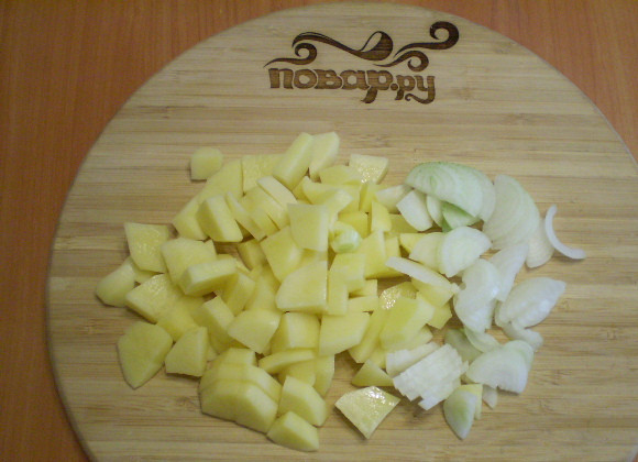 1. Этап. Постный зеленый борщ: Некрупно нарежьте лук и картофель.