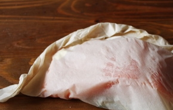 1. Этап. Запечённая семга с цуккини и луком: Заверните пергамент, плотно прижимая края. Разогрейте духовку до двухсот градусов и запекайте в ней рыбу с овощами двадцать минут до полной готовности. Если вы хотите, чтобы на семге образовалась корочка, то за пять минут до готовности откройте пергамент.