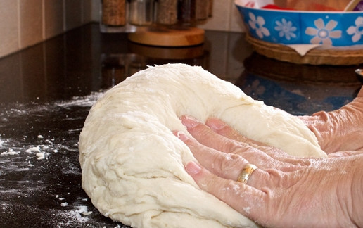 1. Этап. Пирожки с капустой на сдобном тесте: 8. Выложите тесто на чистую, посыпанную мукой поверхность. Хорошо вымесите его в течение 5-7 минут.