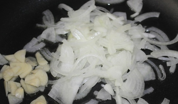 1. Этап. Мексиканский фасолевый суп: На сковороде обжариваем измельченный лук и чеснок.