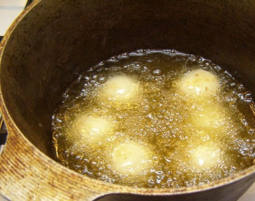 1. Этап. Творожные шарики, жареные в масле: В глубокой сковороде или казанке нагрейте масло, обжариваем до золотистого цвета.