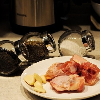 1. Этап. Маринованная в кефире курица с картофелем: Вот наши ингредиенты, из которых готовим блюдо - немного, согласитесь.