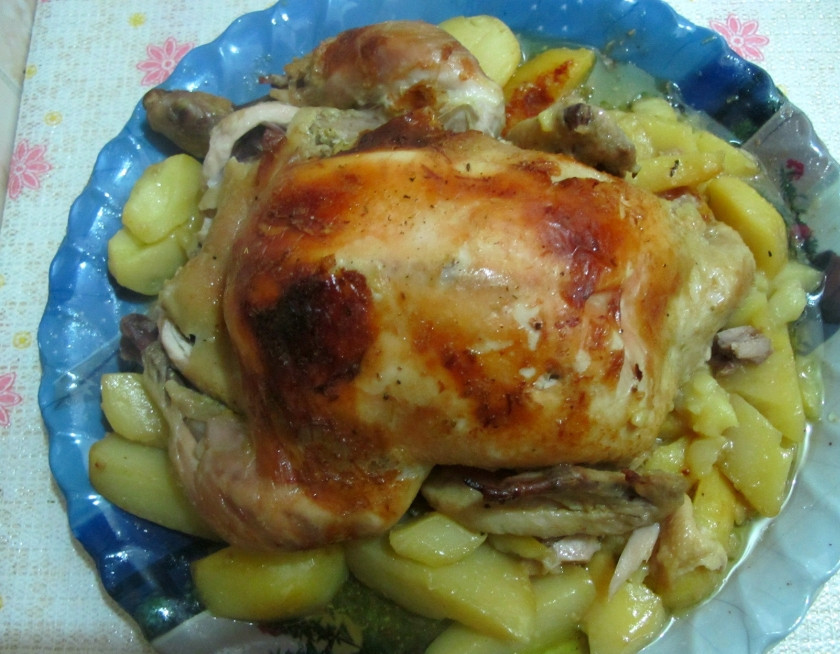 1. Этап. Курица в пакете: Спустя следующие полчаса достаем нашу курочку. Она отменно запеклась и хорошенько протушилась. Протыкаем ее вилкой: брызжет сок! Выкладываю курицу с картошкой в глубокую посуду. Все готово, кушать подано!