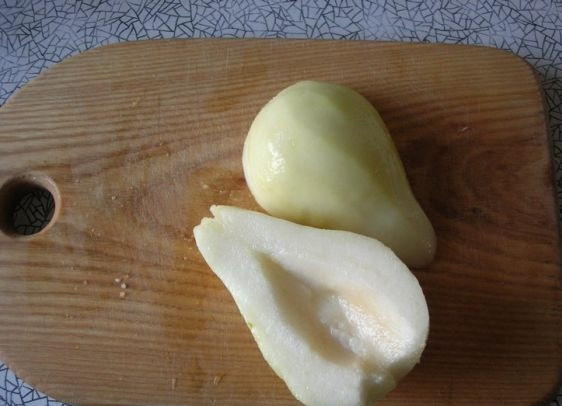 1. Этап. Пюре из груши для грудничка: Очистить от кожуры, разрезать напополам и удалить сердцевину.