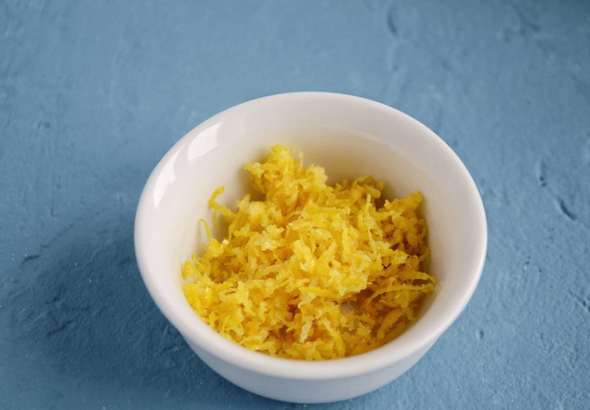 1. Этап. Лимонные панкейки: Натрите цедру лимона.