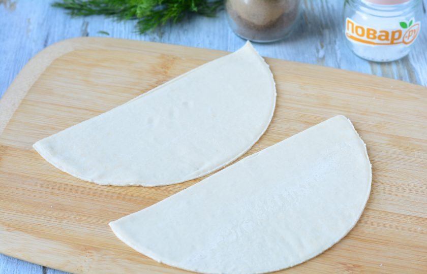 1. Этап. Самосы с овощами: Каждый круг разрежьте ровно пополам.