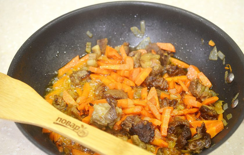 1. Этап. Плов по-хорезмски: 6. Добавьте в сковороду морковь, зиру и обжаривайте все вместе до мягкости моркови.
