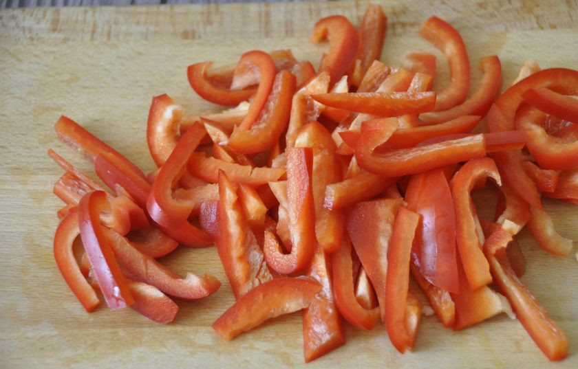 1. Этап. Яхния из курицы: Болгарский перец нарежьте соломкой, все овощи выложите на другую сковороду с разогретым растительным маслом, обжарьте 5-7 минут.