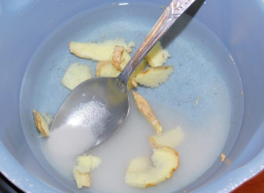 1. Этап. Напиток из грейпфрута с имбирем: Добавьте к нему сахар и залейте водой. Доведите до кипения, проварите минут 5. Остудите и процедите.