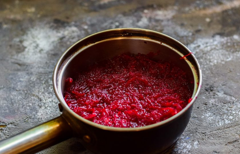 1. Этап. Варенье из свеклы: Спустя указанное время снимите кастрюлю с огня. К этому моменту подготовьте стерильную банку и крышку.