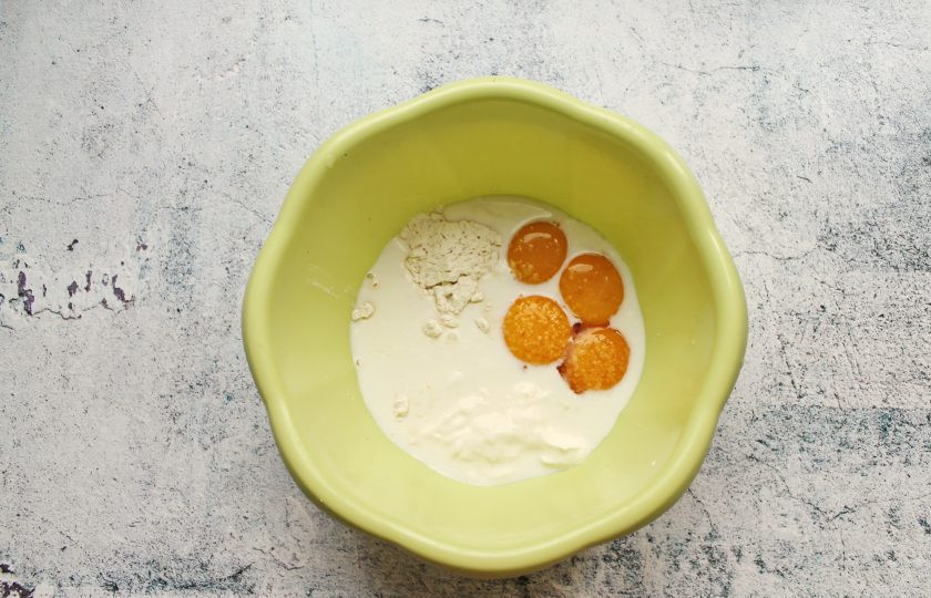 1. Этап. Старорусская драчена: Разделите яйца на белки и желтки. Желтки выложите в миску, влейте молоко, добавьте сметану и муку, посолите. Все хорошо перемешайте до однородности.