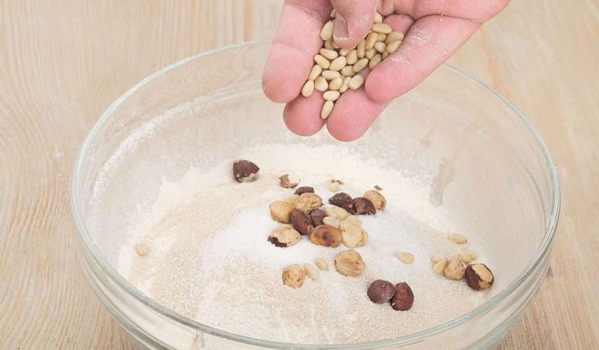 1. Этап. Хлеб с сухофруктами в духовке: Теперь добавьте жареные лесные, кедровые и грецкие орехи.