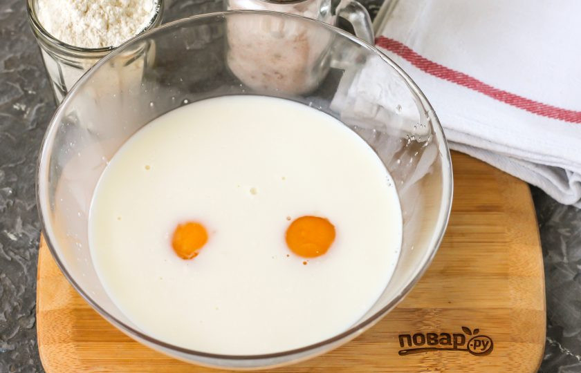 1. Этап. Лимонные блины: Влейте молоко любой жирности и тщательно взбейте все содержимое емкости.