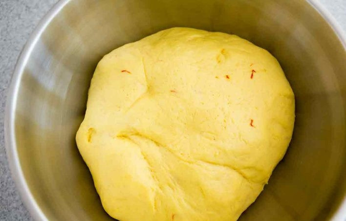 1. Этап. Булочки с шафраном: 8. Оставьте тесто на 1-2 часа, чтобы оно увеличилось в объеме.