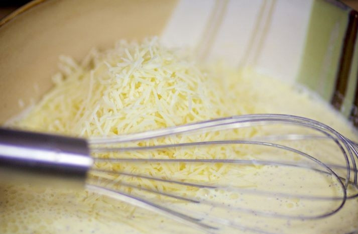 1. Этап. Фриттата с семгой и брокколи: 4. Добавьте потертый на терке сыр.