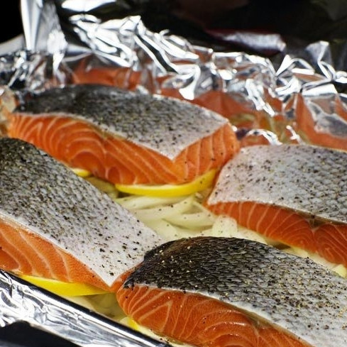 1. Этап. Красная рыба, запеченная в фольге: Каждый кусок лосося натираем солью и перцем, после чего выкладываем в форму.