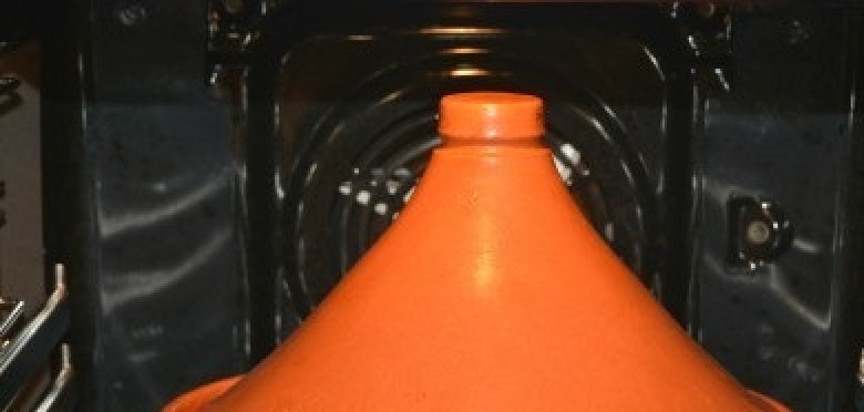 1. Этап. Говядина на косточке: Накройте форму крышкой. Запекайте в духовке 40 минут, температура 200 градусов.