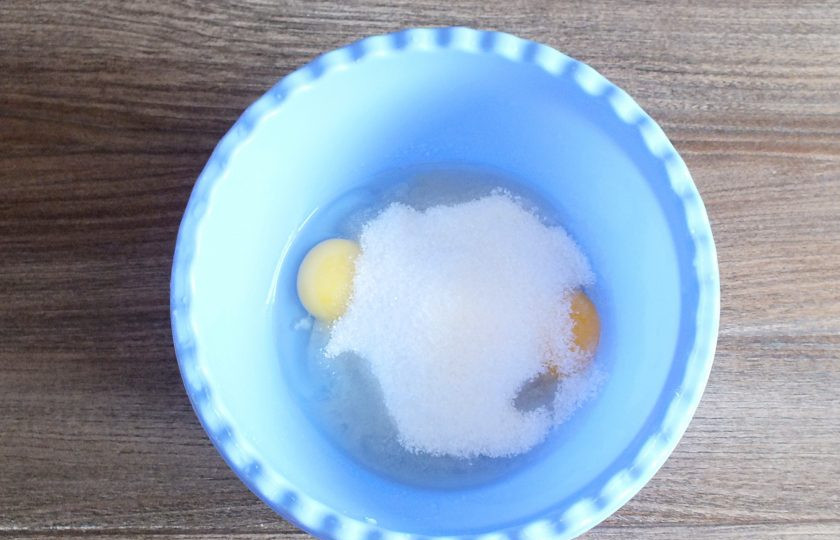 1. Этап. Печенье Айгуль: В чаше соедините яйца и сахар.