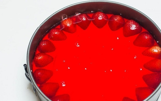 1. Этап. Творожно-желейный торт: 6. Аккуратно вылейте в форму и отправьте в холодильник до полного застывания.