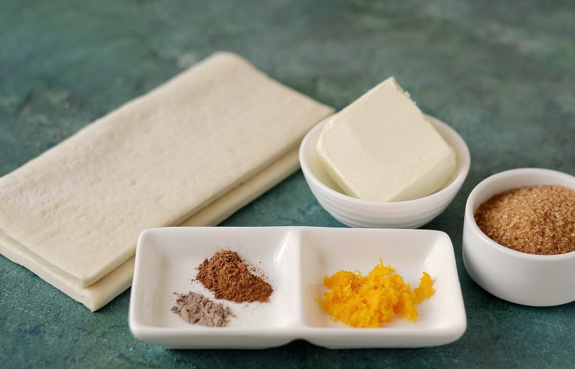 1. Этап. Слоеные булочки с кардамоном и корицей: Подготовьте все ингредиенты.