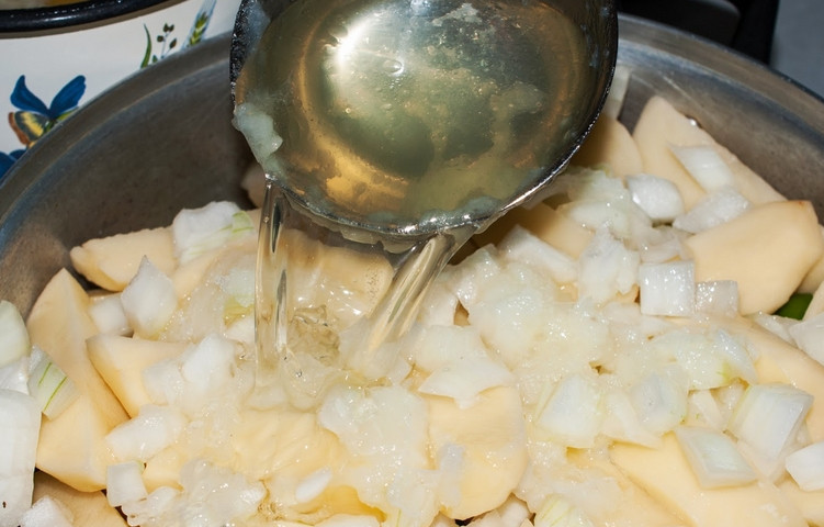 1. Этап. Картошка, тушенная с баклажанами: Выкладываем перец, картофель и лук на баклажаны. Вливаем 3 половника бульона. Тушим на медленном огне 40 минут.