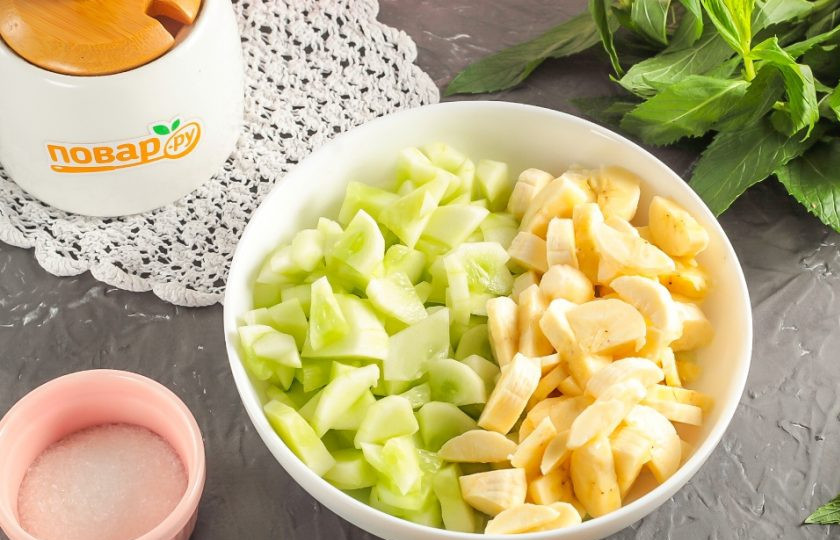 1. Этап. Бананово-огуречное мороженое: Промойте огурцы в воде и срежьте с них кожуру. Очистите банан. Нарежьте огурцы и бананы мелкими кубиками.