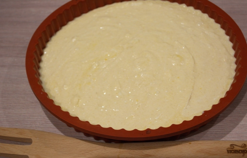 1. Этап. Творожная запеканка с песочным тестом: Выложите массу в форму для запекания. У меня форма силиконовая, и я ее не смазываю. Если у вас любая другая — хорошо смажьте края, чтобы запеканка 