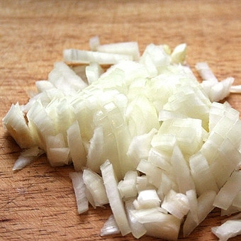 1. Этап. Крем-суп из курицы: Лук тоже мелко нарезаем.