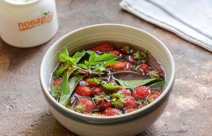 1. Этап. Компот из клубники Мохито на зиму: Вымойте ягоды, мяту.