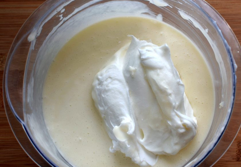 1. Этап. Маковый торт с йогуртовым муссом и белым шоколадом: Взбейте в пышную пену густые сливки и аккуратно введите их в мусс частями.