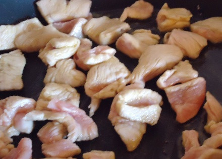 1. Этап. Индейка в сливочном соусе: Обжарьте филе на растительном масле до золотой корочки. Не забудьте посолить.