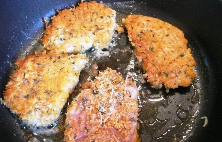 1. Этап. Свиные котлеты с пармезаном: Разболтайте одно яйцо. Котлеты обваляйте в муке, яйце и панировке. Затем обжарьте на смеси сливочного и оливкового масел с двух сторон. Подавайте на стол с пастой в грибном соусе.