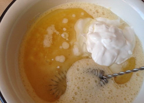 1. Этап. Кекс простой в формочке: Добавляем сметану и растительное масло. Сметану можно заменить густым йогуртом.