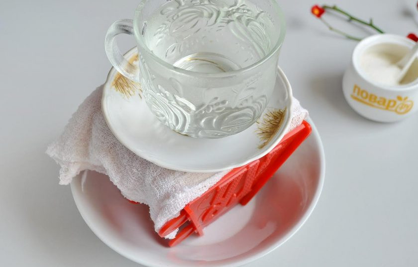 1. Этап. Пасха с белым шоколадом: Накройте марлей, поставьте гнет (блюдце, а сверху чашка или банка с водой). Уберите в холодильник на 10-12 часов.