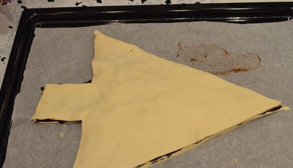 1. Этап. Пирог Елочка: 5. Потом — второй пласт и снова шоколад, третий пласт и оставшийся шоколад. Верхний пласт теста оставьте пустым. Сделайте по краям елочки небольшим надрезы.