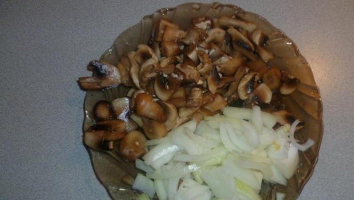 1. Этап. Жульен в тарталетках в микроволновке: Сперва приготовим жульен. Грибы и лук промываем, нарезаем небольшими кусочками.