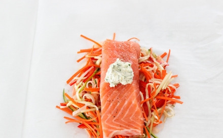 1. Этап. Рыба в духовке с овощами: 8. Запекать таким образом можно как белую, так и красную рыбу.