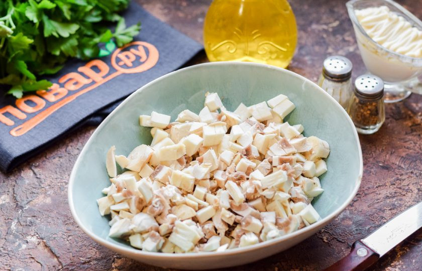 1. Этап. Салат Зимний с шампиньонами: Шампиньоны ополосните и просушите, нарежьте грибы небольшими кубиками.