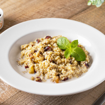 Каша из киноа с сухофруктами