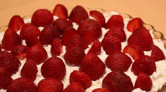 1. Этап. Миндальный пирог: 7. Помойте свежую клубнику. Выкладывайте сверху крема. Теперь, когда вы знаете, как приготовить миндальный пирог, присыпьте сахарной пудрой клубнику и подавайте к чаю. Приятного аппетита.